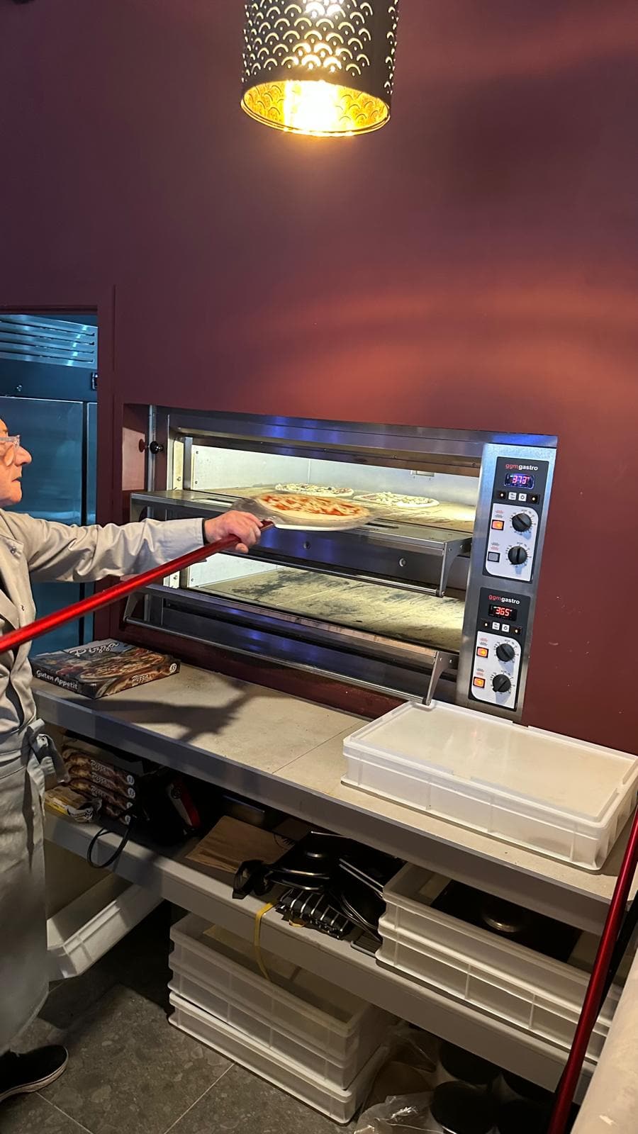 Le four à bois de Nano Pizza en pleine cuisson