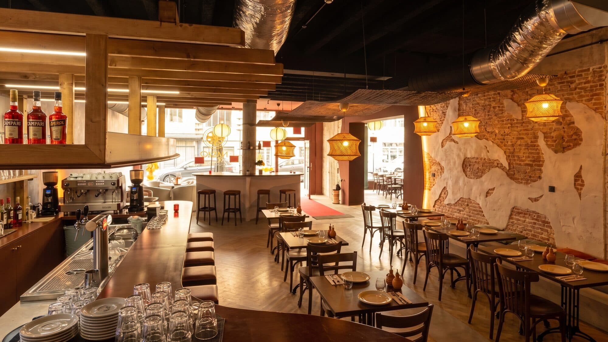 La salle de Nano Pizza, tables dressées avant le service