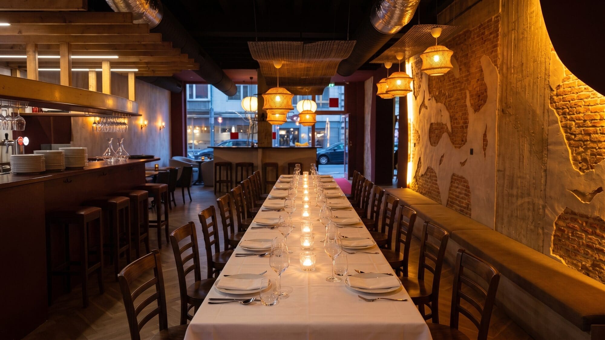 Une longue table dressée pour un dîner privé chez Nano Pizza
