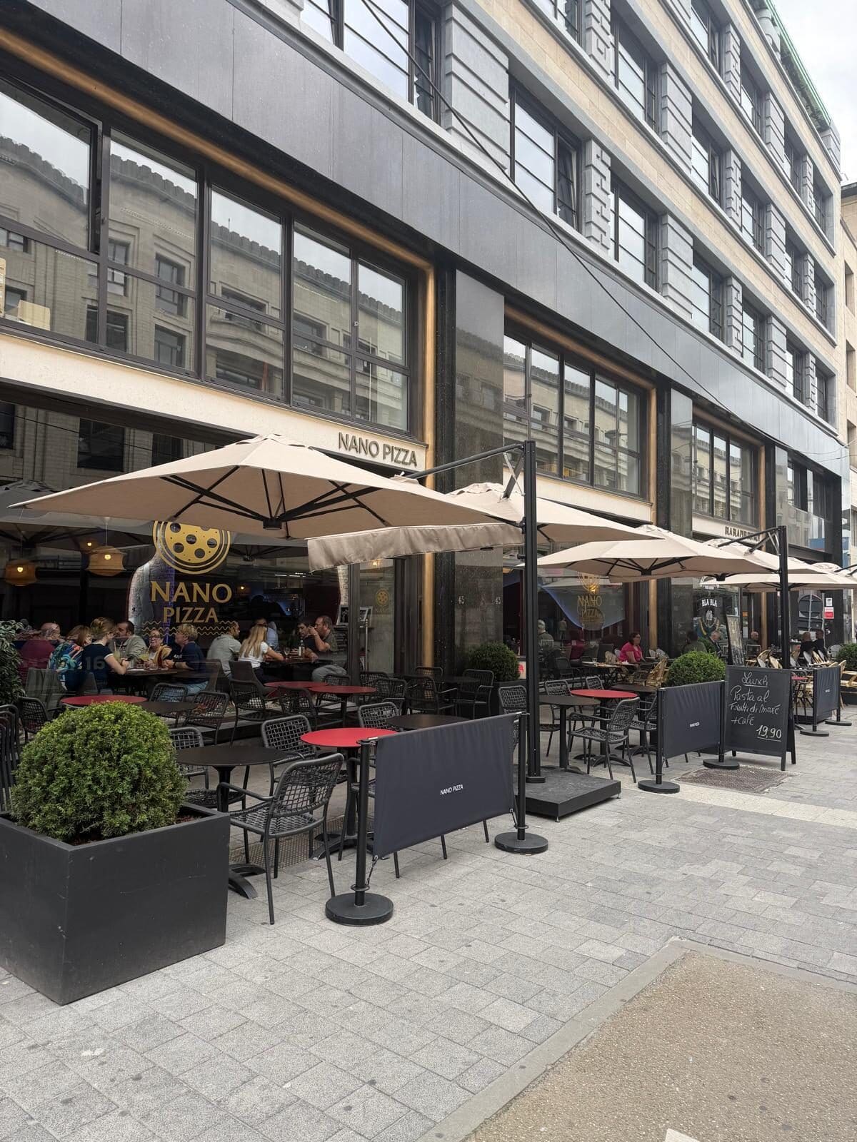 La terrasse de Nano Pizza, rue Cantersteen, parasols ouverts et tables occupées