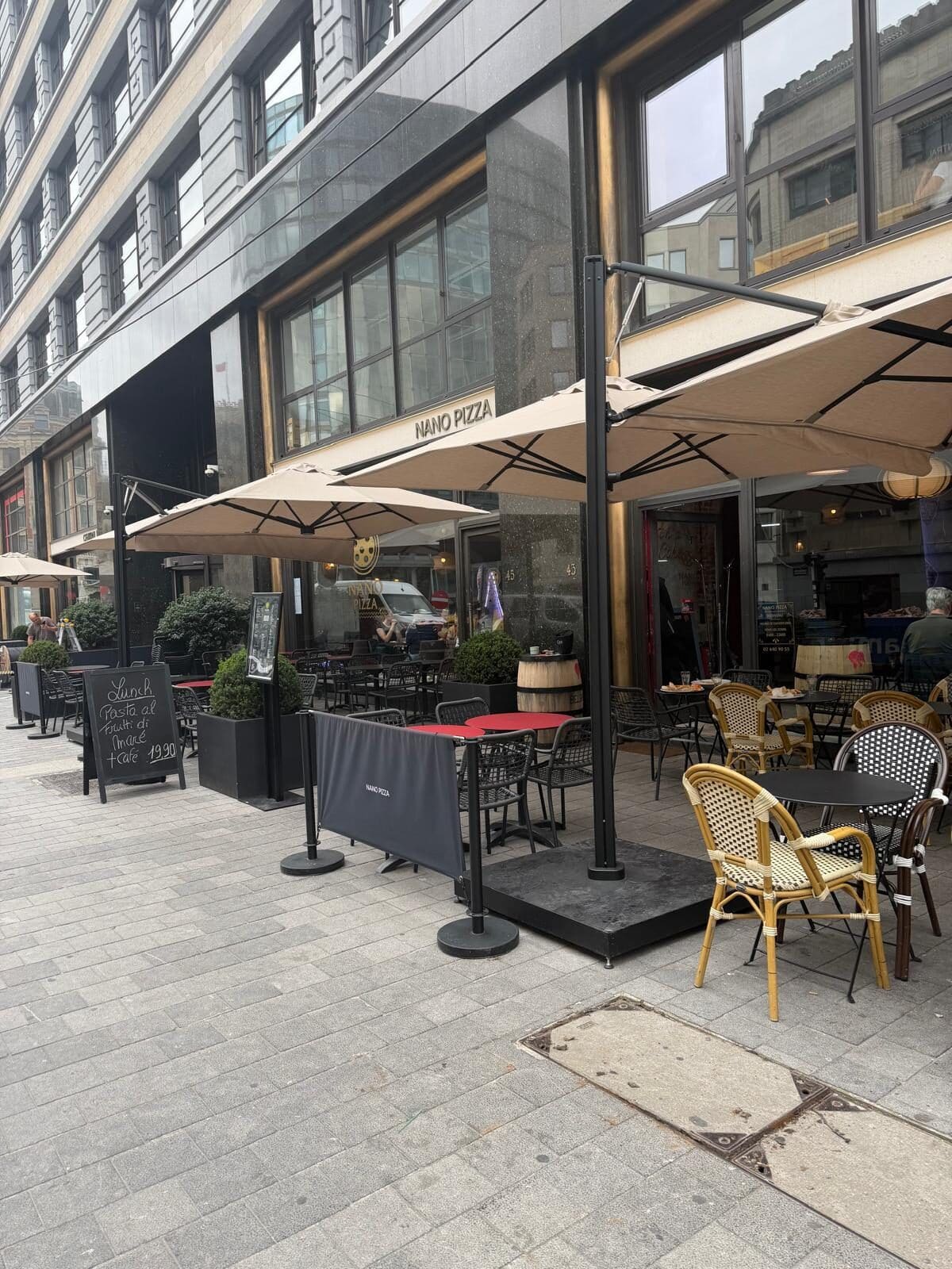 Les tables en terrasse devant l'entrée de Nano Pizza