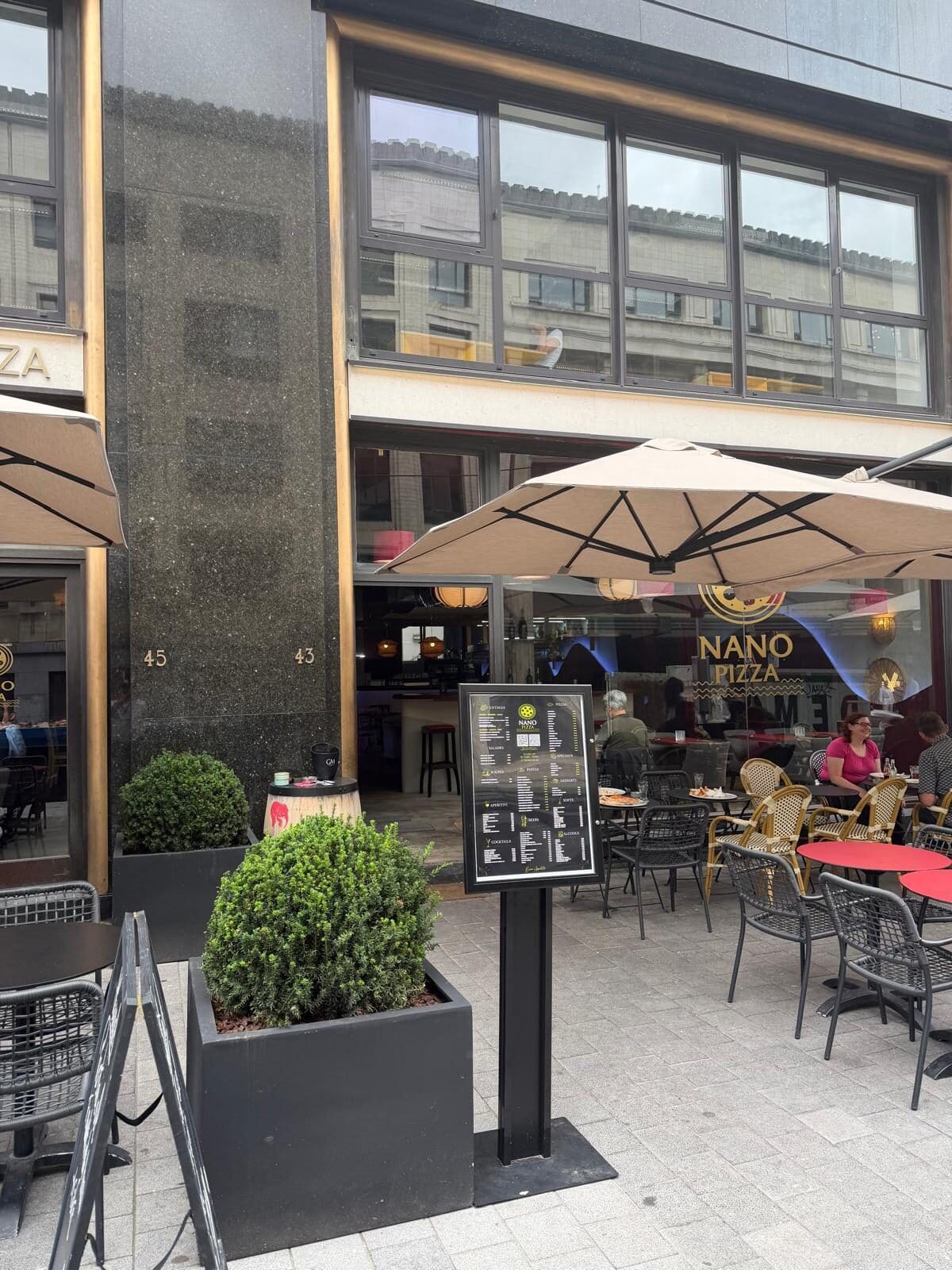 L'entrée de Nano Pizza au 45 rue Cantersteen, carte affichée en terrasse