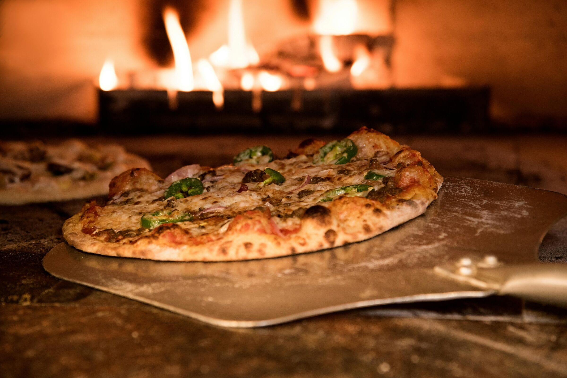 Une pizza napolitaine sortant du four à bois de Nano Pizza